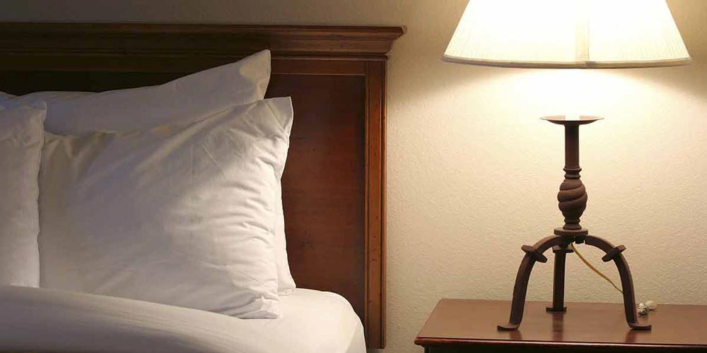 Kuddar och sängkläder på ett hotell