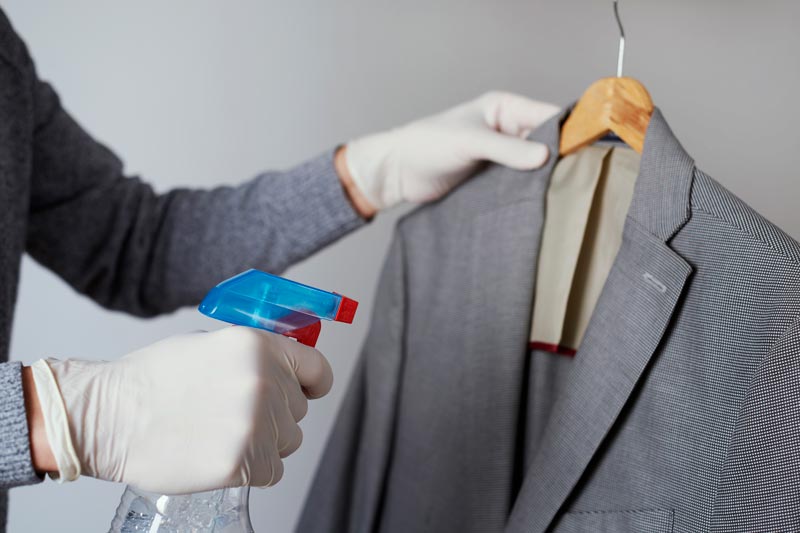 Spray som sprayas på en kavaj